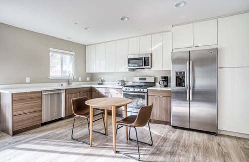Campbell Apartment | Airy Campbell 1BR w/Gym, Pool & Hot Tub, walk to WF & TJ, by Blueground