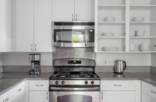 Central San Mateo Apartment | Airy San Mateo 1BR w/Clubhouse, Gym & W/D, nr Restaurants, by Blueground