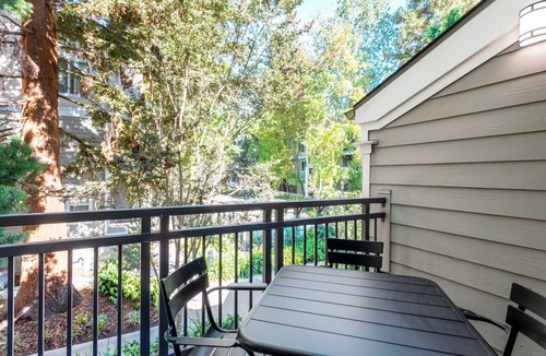Santa Clara Apartment | Airy Santa Clara 1BR w/Gym, Pool, W/D, walk to Caltrain, by Blueground