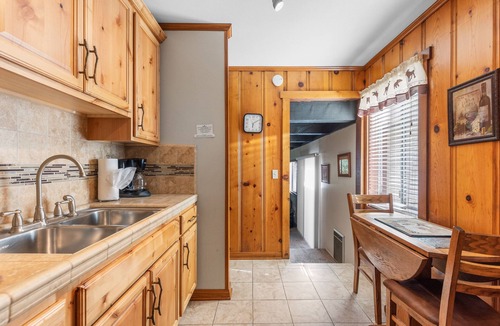 June Lake House | Alderman 2b - Two-bedroom pet-friendly bungalow.