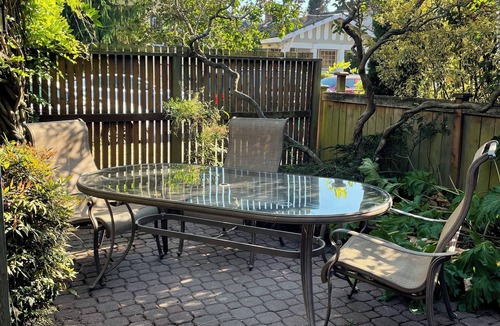 Alki House | Alki Beach Cottage 1/2 block to the beach and restaurants