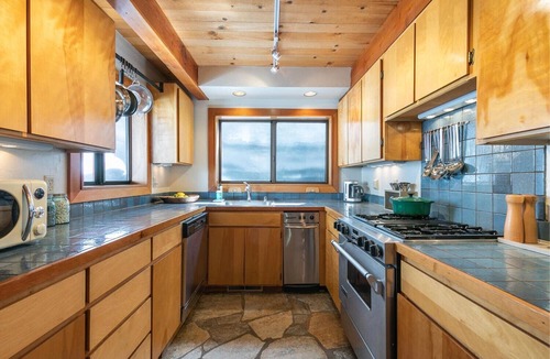Alpine Meadows Cabin | Alpine Bliss- Stylish, Dog Friendly, Plus Seasonal Ski Shuttle