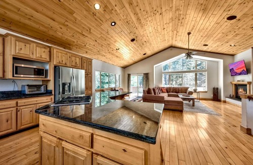 North Upper Truckee House | Alpine Family Adventure - Pets, BBQ, Games