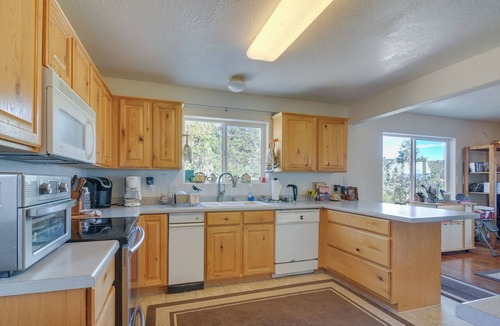 Long Valley Junction Cottage | Alton Cabin w/Deck ~ 2 Mi to Dixie Nat'l Forest!