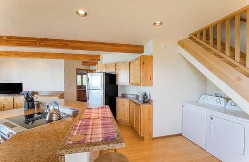 Shelter Cove Condo | Amazing 2 bedroom by OceanviewHotTubs Tesla charging Shelter Cove Oceanfront