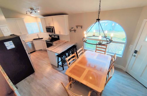 West Jordan House | Amazing 3 Bedrooms/2 Bathrooms home with PRIVATE HOT TUB!