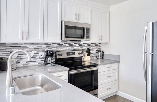 Emeryville Apartment | Amazing Emeryville 2BR w/ Gym, W/D & Pool, walk to Safeway, by Blueground