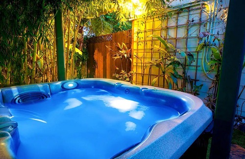 Beach Barber Tract Villa | Amazing Location, Walk 2 Beach,Pool, Jacuzzi,Cute!