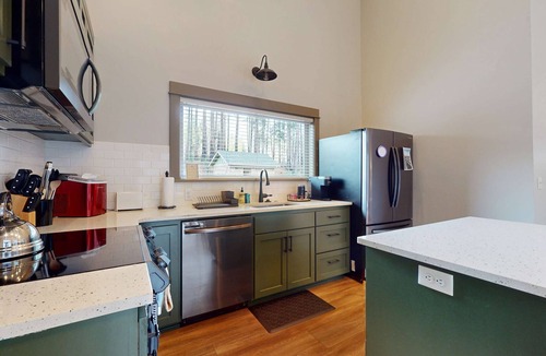 Vida Apartment | Amazing riverfront cabin with views, deck, firepit, & grill - dog-friendly