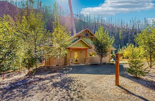 Vida Apartment | Amazing riverfront cabin with views deck firepit & grill - dog-friendly