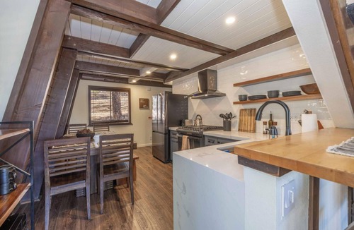 Whispering Forest Cabin | Amazing Views! Modern Decor! PET FRIENDLY 🐾! Gameroom!