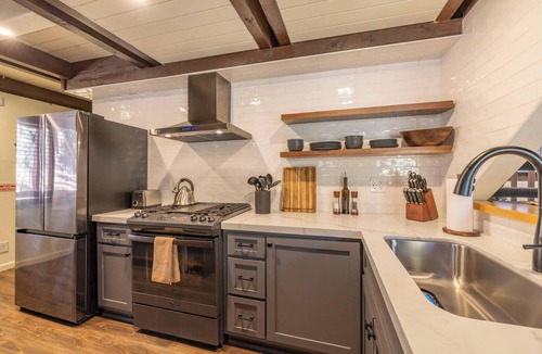 Whispering Forest Cabin | Amazing Views! Modern Decor! PET FRIENDLY 🐾! Gameroom!