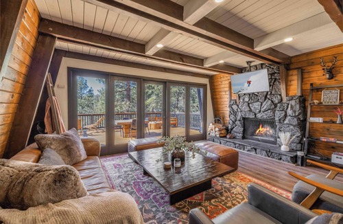 Whispering Forest Cabin | Amazing Views! Modern Decor! PET FRIENDLY 🐾! Gameroom!