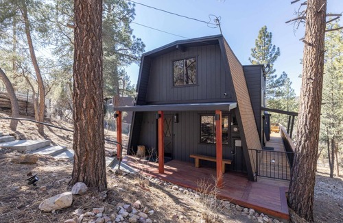 Whispering Forest Cabin | Amazing Views! Modern Decor! PET FRIENDLY 🐾! Gameroom!