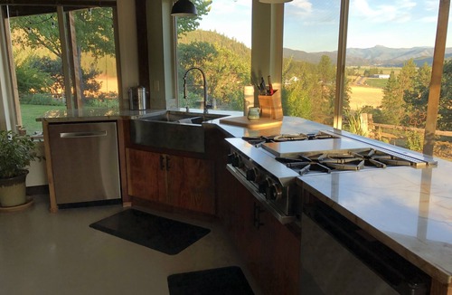 Fort Jones House | amazing views of the valley and the mountains