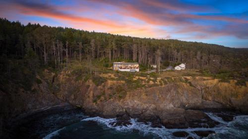Gualala House | Anchor Cove - Oceanfront, Hot Tub & Fireplace