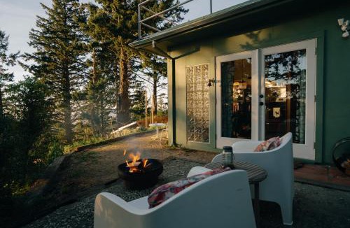 Redwood City Apartment | Apartment w hot tub forest & ocean view