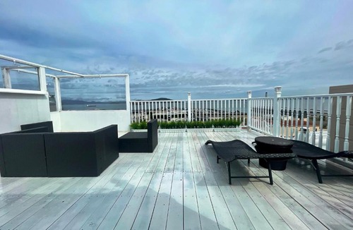 North Beach Apartment | Apartment with Amazing Views from Roofdeck - North Beach