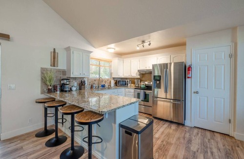 Sandy House | Apres Abode Pet-Friendly Ski Retreat w/Hot Tub