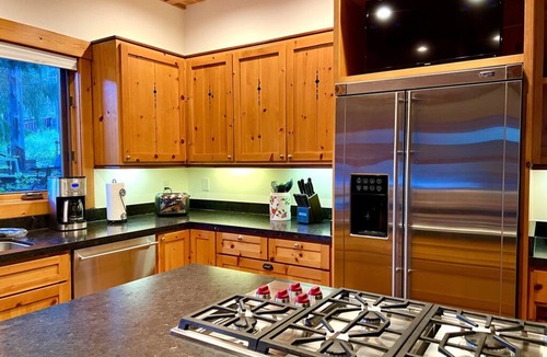 Truckee House | Architectural Beauty with Views, Steps to The Lake and Piers