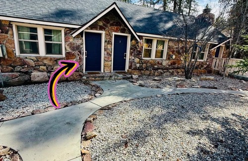 Big Bear Lake Hotel | Arkouda Cabins: Anna's Hummingbird Retreat
