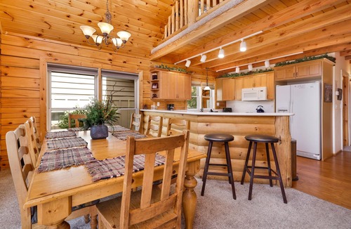 Moonridge Cabin | Arktos Jewel Log Cabin w/Hot Tub + Pool Table