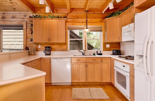 Moonridge Cabin | Arktos Jewel Log Cabin w/Hot Tub + Pool Table