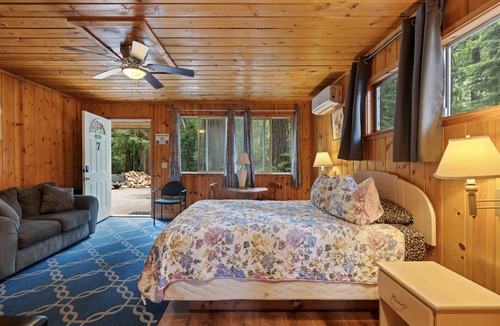 Boulder Creek Hotel | Armin - room Masoods Lodge