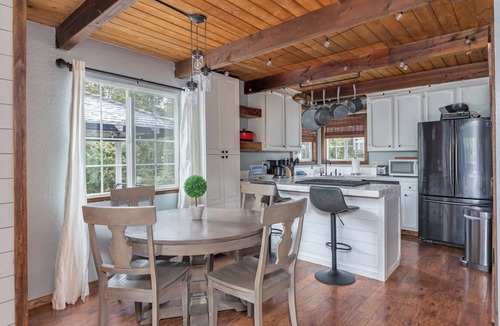 Glencoe House | Arnold Alpine Abode- Pet Friendly with Huge yard