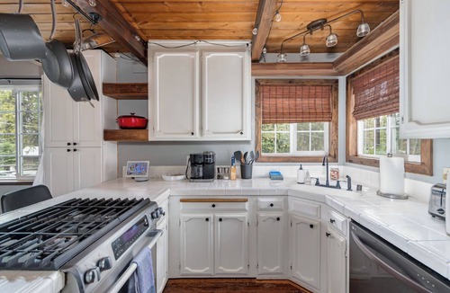 Glencoe House | Arnold Alpine Abode- Pet Friendly with Huge yard
