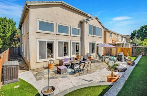 San Leandro House | Artful Living: A Contemporary Haven