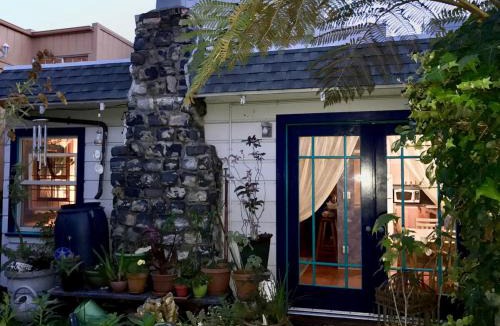 Sunnyside Apartment | Artistic Garden Retreat