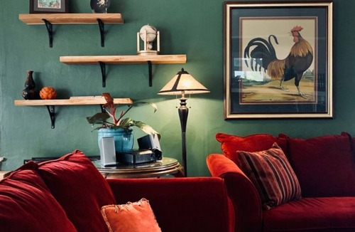 Siskiyou-Hargadine Historic District Bed & Breakfast | Ashland's Premier Eco-B&B: Dog-friendly Queen Bed Room with Separate Entrance (Pertelote)