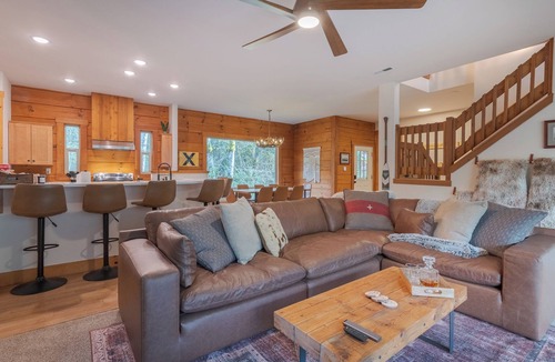Mount Hood Village House | Astonishing home on the Sandy River, Pet friendly, Hot tub !