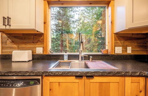 Dorrington Cabin | Astro's Dogwood Cabin ~ A/C and Rec Center Access