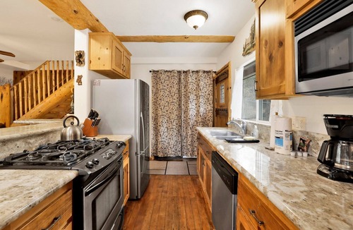 Big Bear City Cabin | Authentic 3BR Log Cabin: New Hot Tub, & Modern Kitchen
