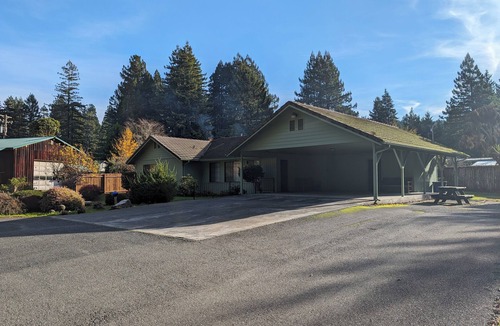 Bridgeville House | Avenue of the Giants Burl bungalow