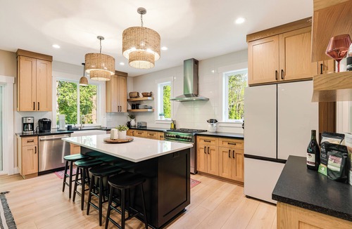 Newberg House | Avery House in Newberg: 6 bedrooms, forest views, sleeps 12, ideal for family getaways