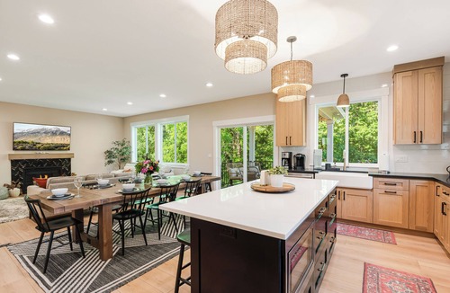 Newberg House | Avery House in Newberg: 6 bedrooms, forest views, sleeps 12, ideal for family getaways