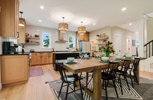 Newberg House | Avery House in Newberg: 6 bedrooms, forest views, sleeps 12, ideal for family getaways