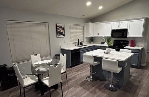 Avondale House | Avondale Retreat with Pool near Stadium, Top Golf and Spring Training