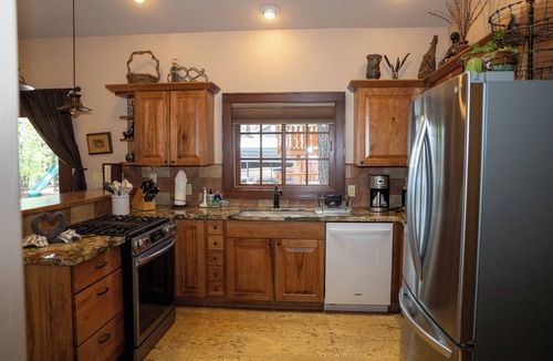 Cherry Hill House | Awesome Custom-built Guesthouse In Quiet Downtown Location