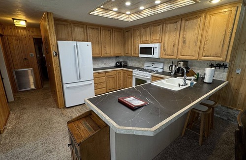 Lakehead House | Awesome Family Lake House, Big Deck, Game Room - Shasta Lakeshore Retreat #17