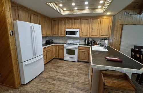 Lakehead House | Awesome Family Lake House, Big Deck, Game Room - Shasta Lakeshore Retreat #17