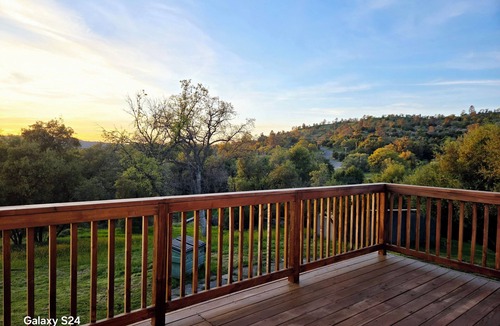 Yosemite Lakes House | Awesome Three-bedroom Retreat on 1.25 acres in Coarsegold with Trails and Views