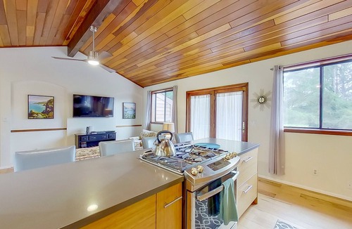 McKinleyville House | Azalea Reserve Upstairs Suite