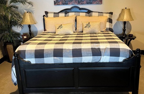 Hayden View Estates Bed & Breakfast | B&B with fireplace, 4 TV's, deck, billiards, firepit & great view of Hayden Lake