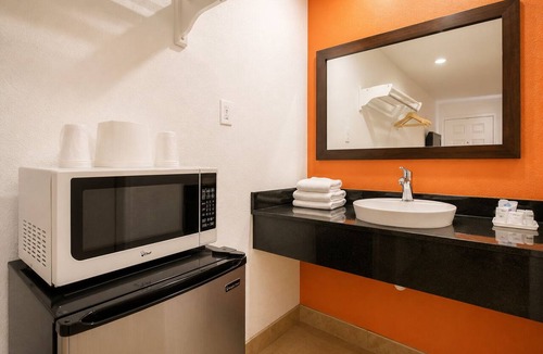 Oildale Hotel | Bakersfield Inn