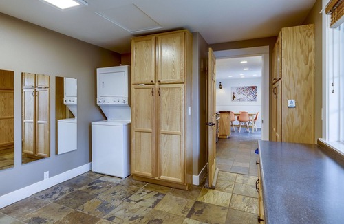 Larkspur House | Banksy’s Basecamp - hot tub, patio, office space