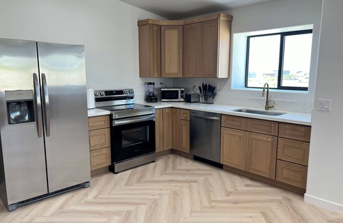 Pahrump House | Barndominium Desert Escape - Mountain View, town close, gateway to Death Valley